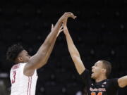 Washington State forward Robert Franks (3) shoots while defended by Oregon State forward Ben Kone (34) during the first half of an NCAA college basketball game in Spokane, Wash., Wednesday, Jan. 4, 2017.