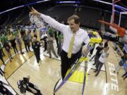 Oregon coach Dana Altman cuts down the net after the team's Midwest Regional final against Kansas in the NCAA men's college basketball tournament, Saturday, March 25, 2017, in Kansas City, Mo. Oregon won 74-60.