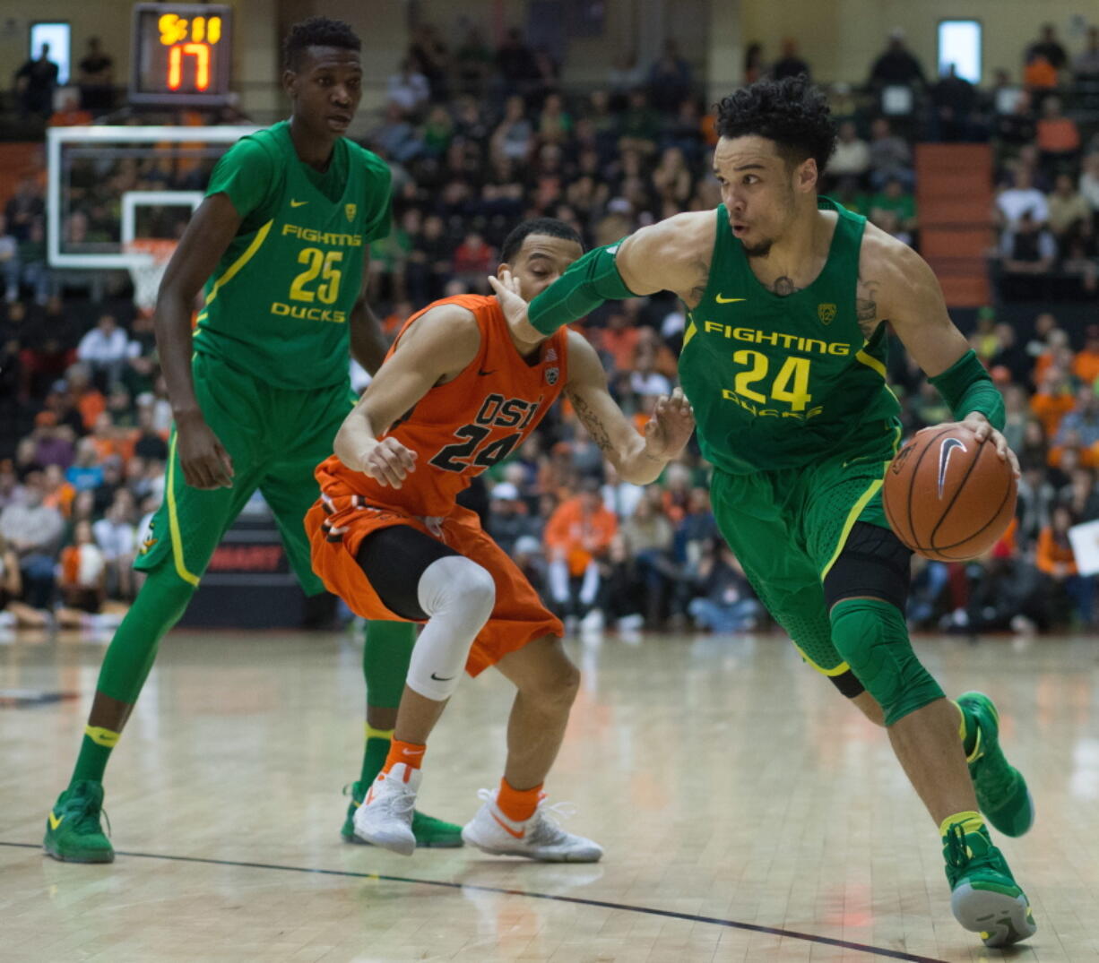 Oregon&#039;s Dillon Brooks (24) gets past Oregon State&#039;s Kendal Manuel (24) during the second half of an NCAA college basketball game Saturday, March 4, 2017, in Corvallis, Ore. Oregon won 80-59. (AP Photo/Timothy J.