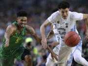 Oregon guard Tyler Dorsey, left, fights for a loose ball with North Carolina forward Justin Jackson during the second half in the semifinals of the Final Four NCAA college basketball tournament, Saturday, April 1, 2017, in Glendale, Ariz. (AP Photo/David J.