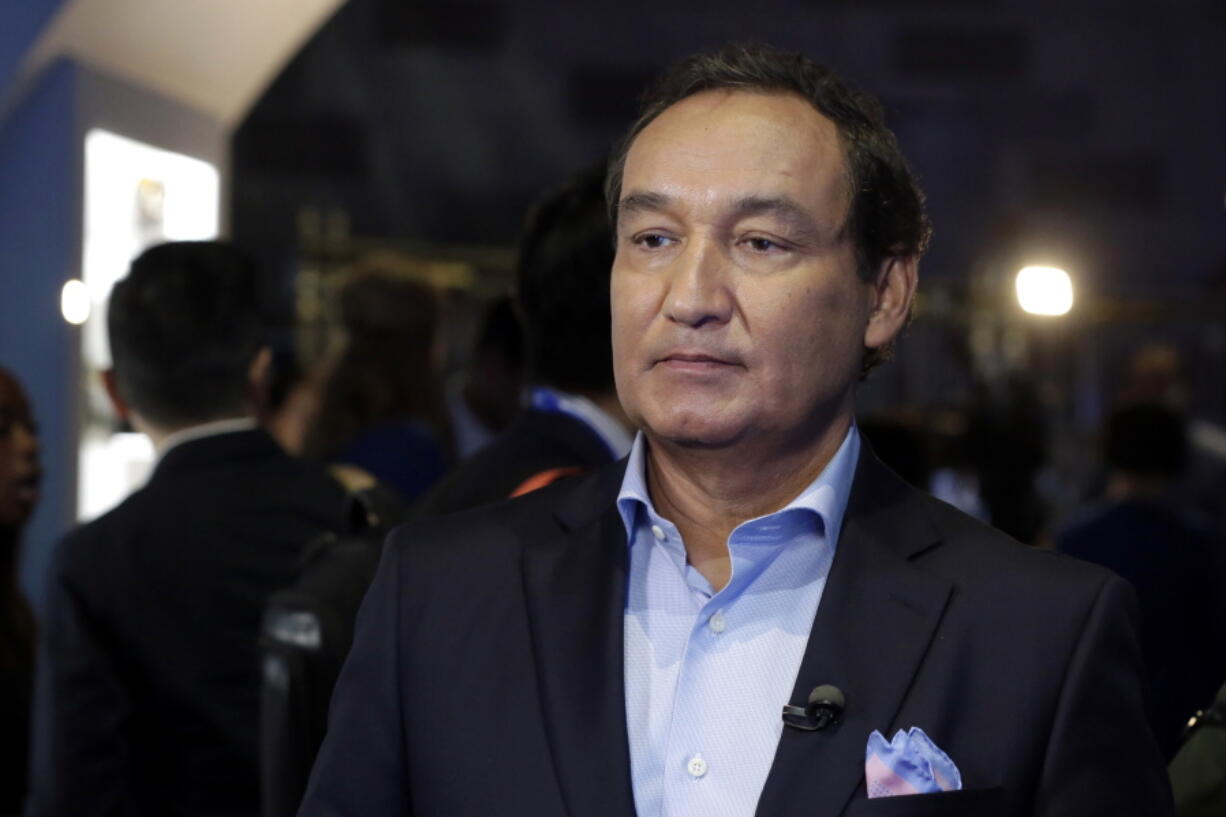 FILE - In this Thursday, June 2, 2016, file photo, United Airlines CEO Oscar Munoz waits to be interviewed, in New York, during a presentation of the carrier&#039;s new Polaris service, a new business class product that will become available on trans-Atlantic flights. Munoz said in a note to employees Tuesday, April 11, 2017, that he continues to be disturbed by the incident Sunday night in Chicago, where a passenger was forcibly removed from a United Express flight. Munoz said he was committed to ???fix what???s broken so this never happens again.??? (AP Photo/Richard Drew, File) (Audra D.