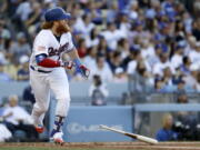 Los Angeles Dodgers’ Justin Turner watches his RBI-single against the Arizona Diamondbacks during the first inning of a baseball game in Los Angeles, Tuesday, July 4, 2017.