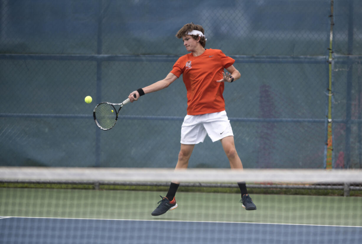 Battle Ground's Gunnar Harlan returns the ball during his match against Skyview's Andrew Kabacy at Skyview High School on Monday afternoon, Sept. 25, 2017.