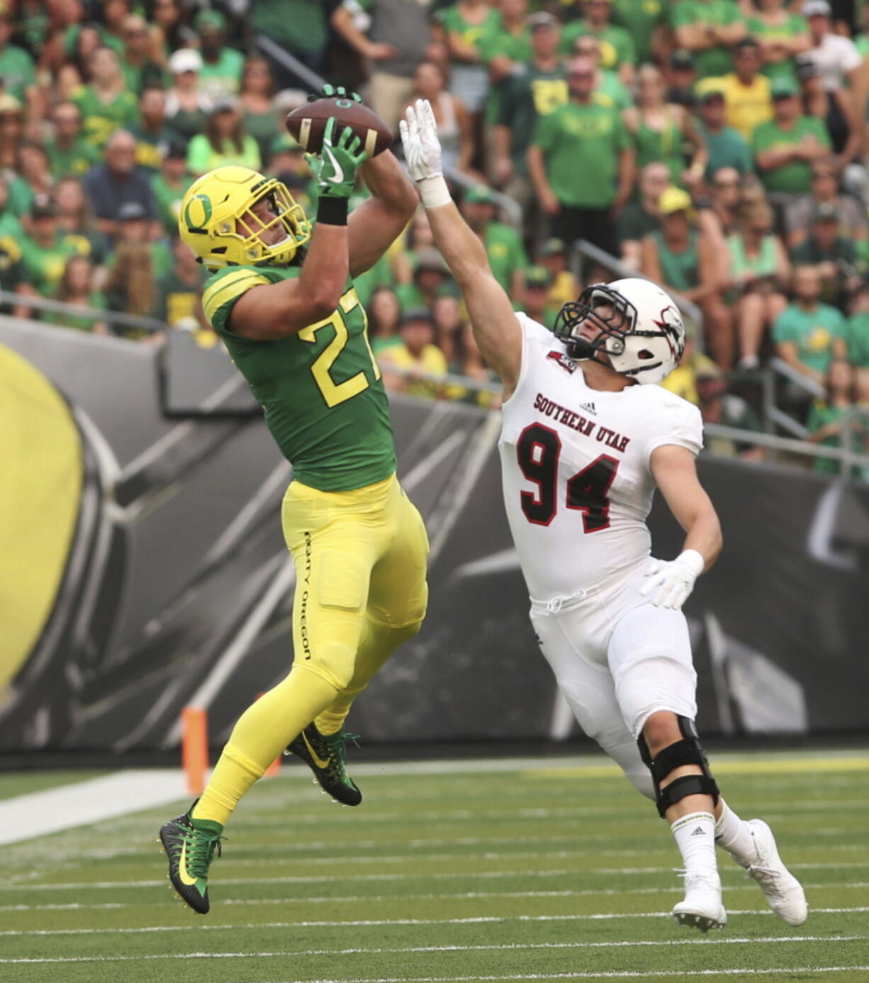 Southern Utah’s Taylor Nelson defends an Oregon receiver during a game at Autzen Stadium in 2017.