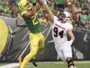 Southern Utah’s Taylor Nelson defends an Oregon receiver during a game at Autzen Stadium in 2017.