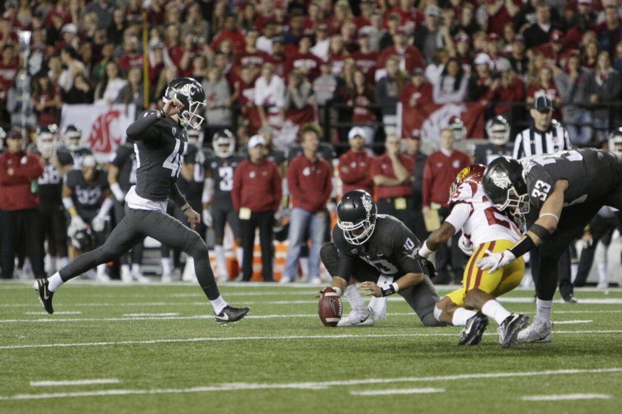 Washington State kicker Erik Powell, left, kicks the go ahead field goal late in the second half of an NCAA college football game against Southern California in Pullman, Wash., Friday, Sept. 29, 2017. Washington State won 30-27.