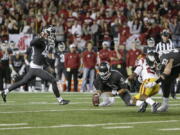 Washington State kicker Erik Powell, left, kicks the go ahead field goal late in the second half of an NCAA college football game against Southern California in Pullman, Wash., Friday, Sept. 29, 2017. Washington State won 30-27.