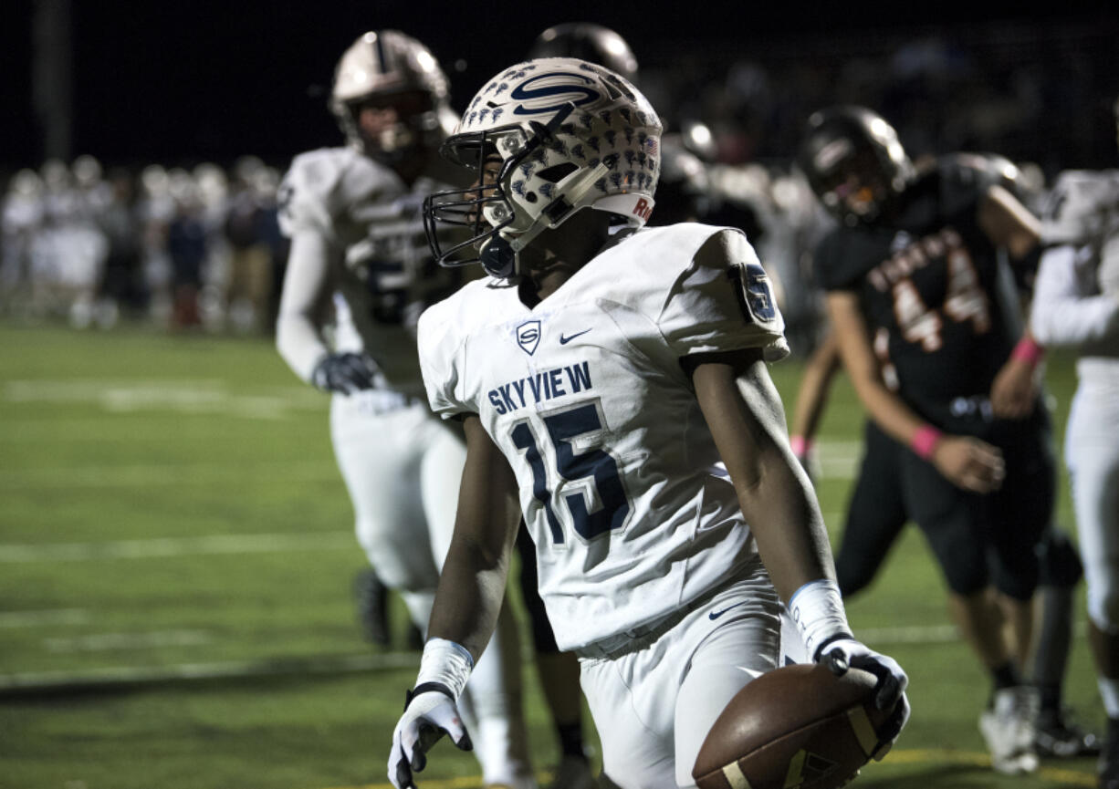 Skyview’s Jalynnee McGee (15) turns back to celebrate with his team after scoring a touchdown during Thursday win over at Battle Ground.