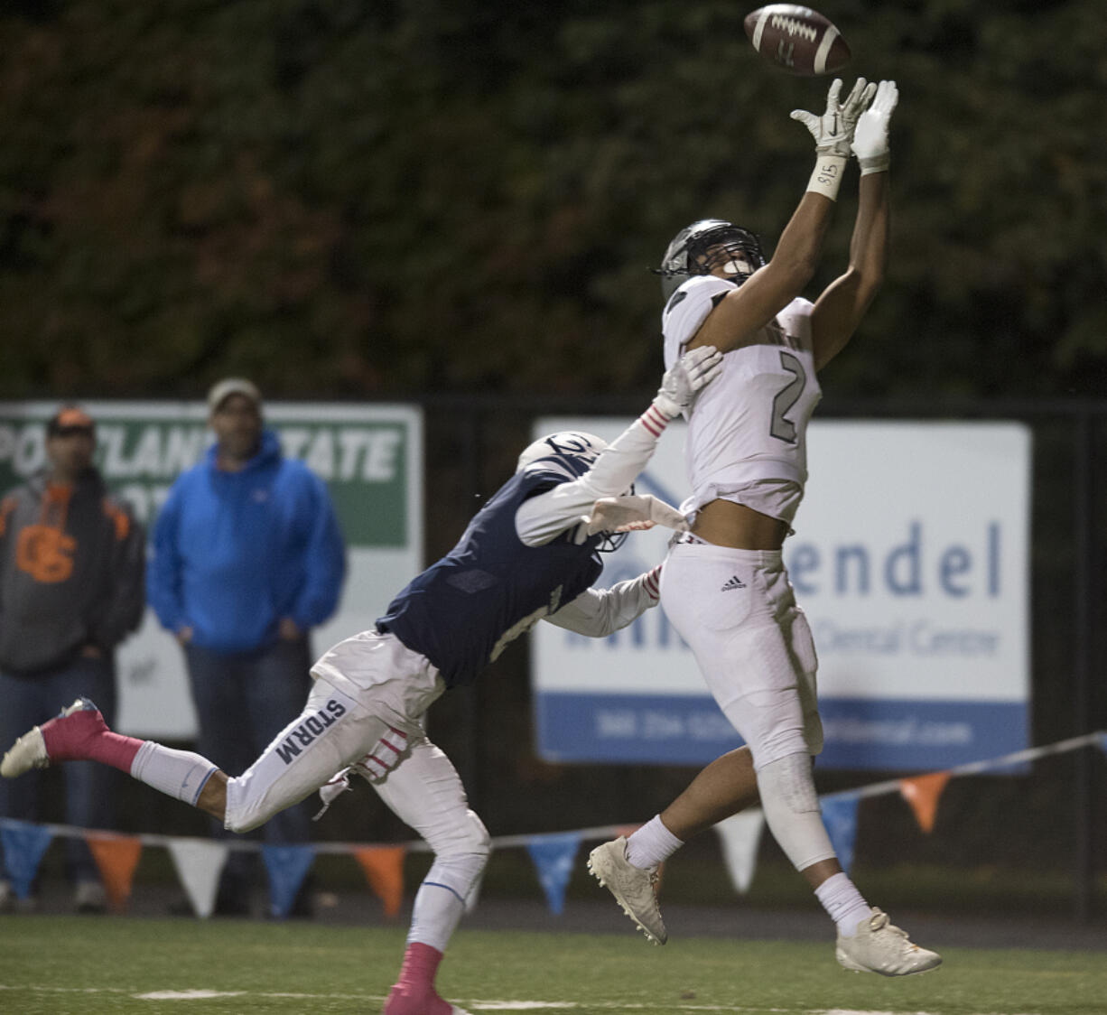 Union’s Alishawuan Taylor (2) hauls in a touchdown pass while defended by Skyview’s Tavis Chunphakvenn-Pinkney (6) in the first quarter Friday.