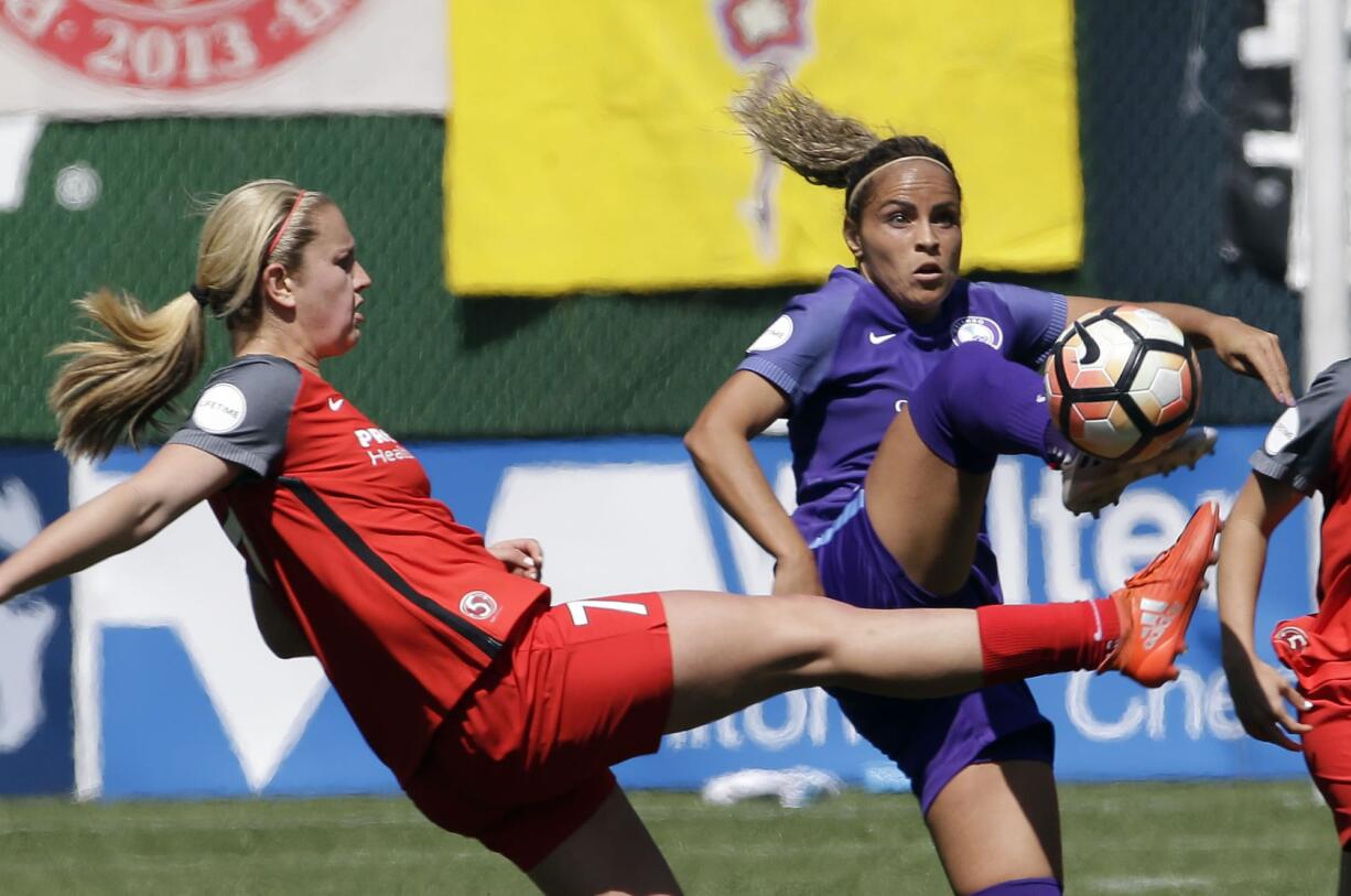 Portland Thorns midfielder Lindsey Horan, left.