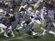 Union’s Elijah Jones (center) runs with the ball against Sumner in Friday’s Class 4A state playoff game.