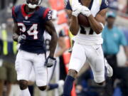 Los Angeles Rams wide receiver Robert Woods, right, catches a touchdown pass as Houston Texans cornerback Johnathan Joseph looks on during the second half of an NFL football game Sunday, Nov. 12, 2017, in Los Angeles. (AP Photo/Jae C.