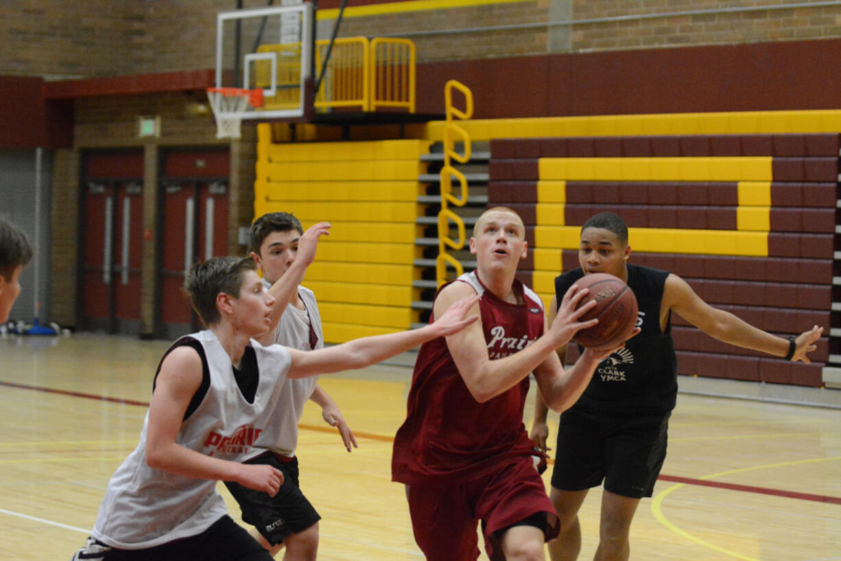 Micah Rice/The Columbian Kam Osborn, center, is a point guard who breaks down defenses by beating defenders off the dribble, then passing to open shooters.