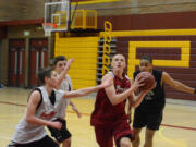 Micah Rice/The Columbian Kam Osborn, center, is a point guard who breaks down defenses by beating defenders off the dribble, then passing to open shooters.