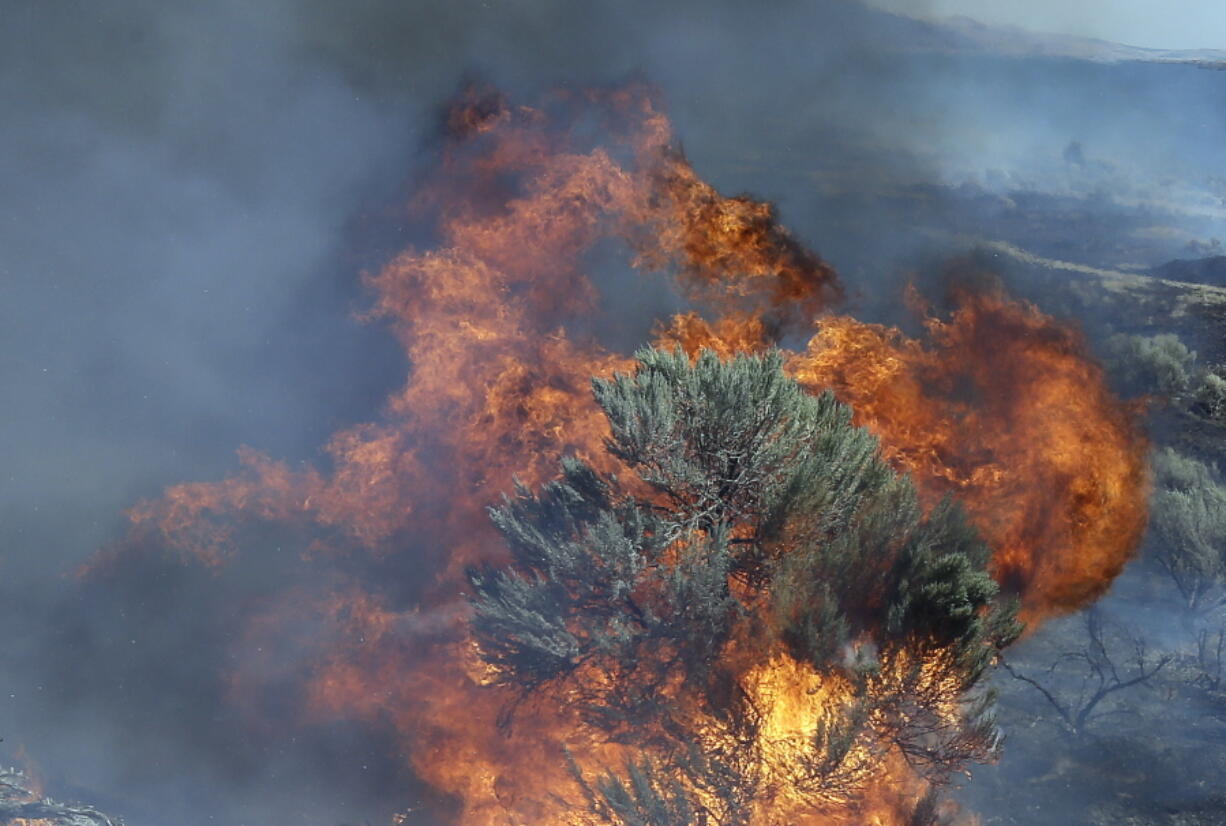 Fire engulfs sagebrush near Roosevelt in 2015.