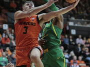 Oregon State’s Tres Tinkle (3) gets to the basket past Oregon’s Kenny Wooten (1) in the first half Friday. Tinkle had 19 points and 12 rebounds in the Beavers’ victory. Timothy J.