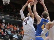 Oregon State's Tres Tinkle (3) drives past UCLA's Thomas Welsh (40) during the first half of an NCAA college basketball game in Corvallis, Ore., Thursday, Jan. 18, 2018. (AP Photo/Timothy J.