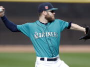 Seattle Mariners relief pitcher David Phelps throws in the outfield during a baseball spring training workout, Monday, Feb. 19, 2018, in Peoria, Ariz.