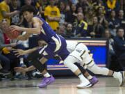 Washington’s Matisse Thybulle, front, grabs the ball away from California’s Nick Hamilton during the first half of an NCAA college basketball game, Saturday, Feb. 24, 2018, in Berkeley, Calif. (AP Photo/D.