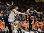 Washington’s Matisse Thybulle (4) defends as Oregon State’s Tres Tinkle (3) passes the ball during the first half of an NCAA college basketball game in Corvallis, Ore., Saturday, Feb. 10, 2018. (AP Photo/Timothy J.