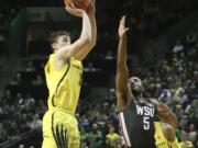 Oregon’s Payton Pritchard, left, shots over Washington State’s Milan Acquaah during the first half of an NCAA college basketball game Sunday, Feb. 11, 2018, in Eugene, Ore. Oregon won, 84-57.