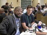 Pittsburgh Steelers head football coach Mike Tomlin, left, answers a question from a reporter at the coaches breakfast during the NFL owners meetings, Tuesday, March 27, 2018 in Orlando, Fla. (Phelan M.