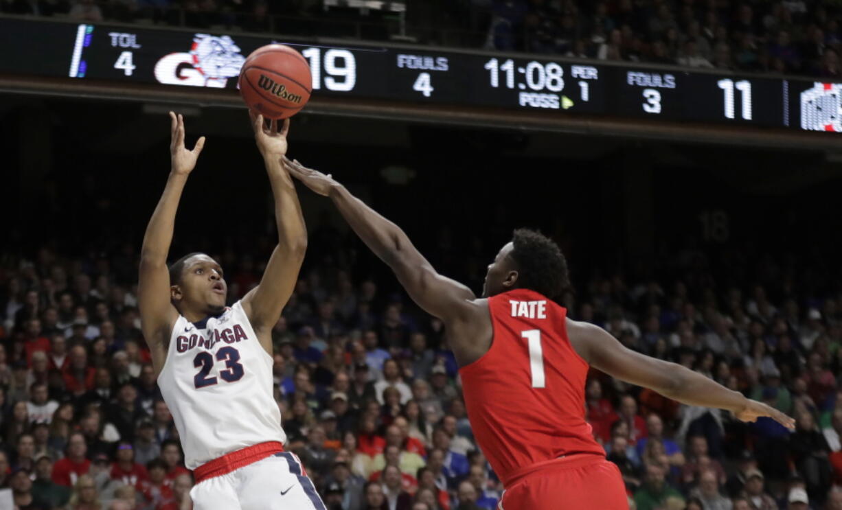 Gonzaga guard Zach Norvell Jr. (23) shoots as Ohio State forward Jae’Sean Tate (1) defends during the first half of a second-round game in the NCAA men’s college basketball tournament Saturday, March 17, 2018, in Boise, Idaho. (AP Photo/Ted S.