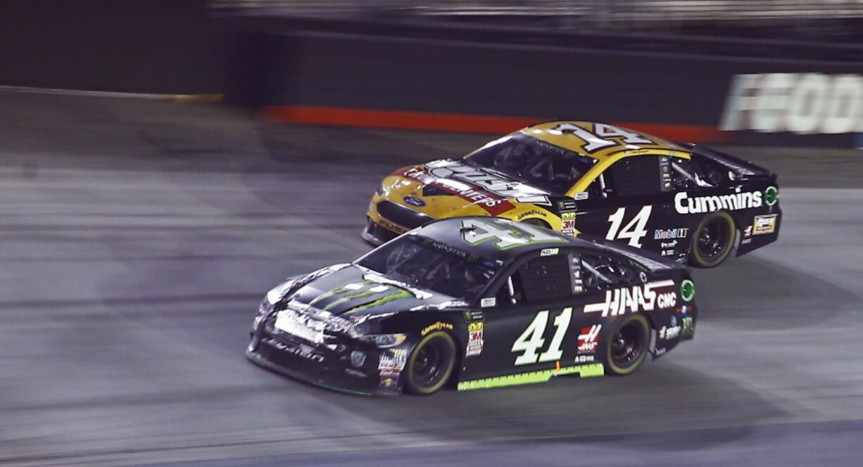 Kurt Busch (41) drives below Clint Bowyer Jr. during the NASCAR Cup Series auto race Saturday, Aug. 18, 2018, in Bristol, Tenn.