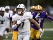 Skyview's Mason Wheeler (7) runs an 82 yard touchdown off the opening kick at the start of Friday night's game at Columbia River High School in Vancouver on Sept. 7, 2018.