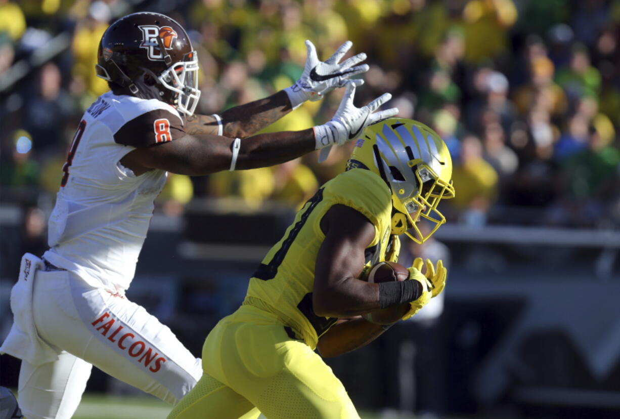 Oregon wide receiver Jaylon Redd hauls in a touchdown pass as Bowling Green’s Marcus Milton defends during the first half of an NCAA college football game, Saturday, Sept. 1, 2018 Autzen Stadium in Eugene, Ore.