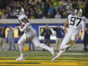 Oregon’s La’Mar Winston Jr. (32) runs for a touchdown against California during the first half of an NCAA college football game Saturday, Sept. 29, 2018, in Berkeley, Calif.