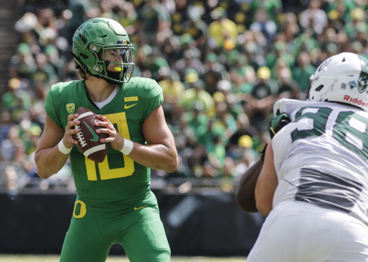 Oregon quarterback Justin Herbert (10) looks for a receiver that will catch his touchdown pass against Portland State during an NCAA college football game in Eugene, Ore., Saturday, Sept. 8, 2018.