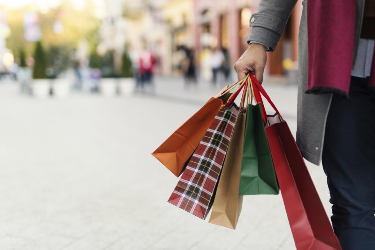 Late shoppers in the U.S. are more likely to mind their purse strings, while early birds who start before Thanksgiving will probably spend more.