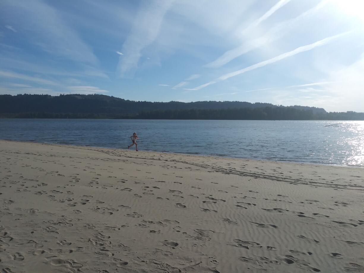 Amelia Pullen runs along Cottonwood Beach during a cross country meet last week (Tim Martinez/The Columbian)