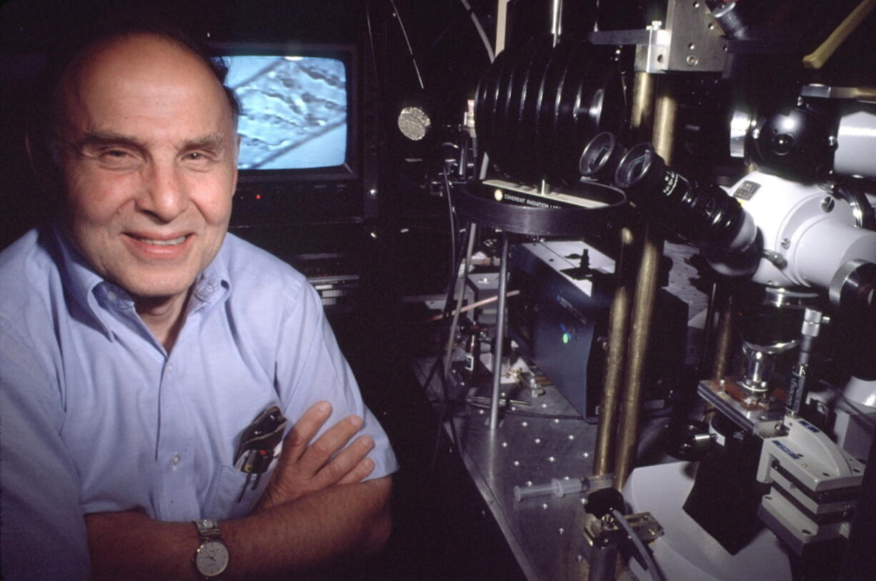 American scientist Arthur Ashkin at a lab in Holmdel, N.J., in a 1988 file photo.