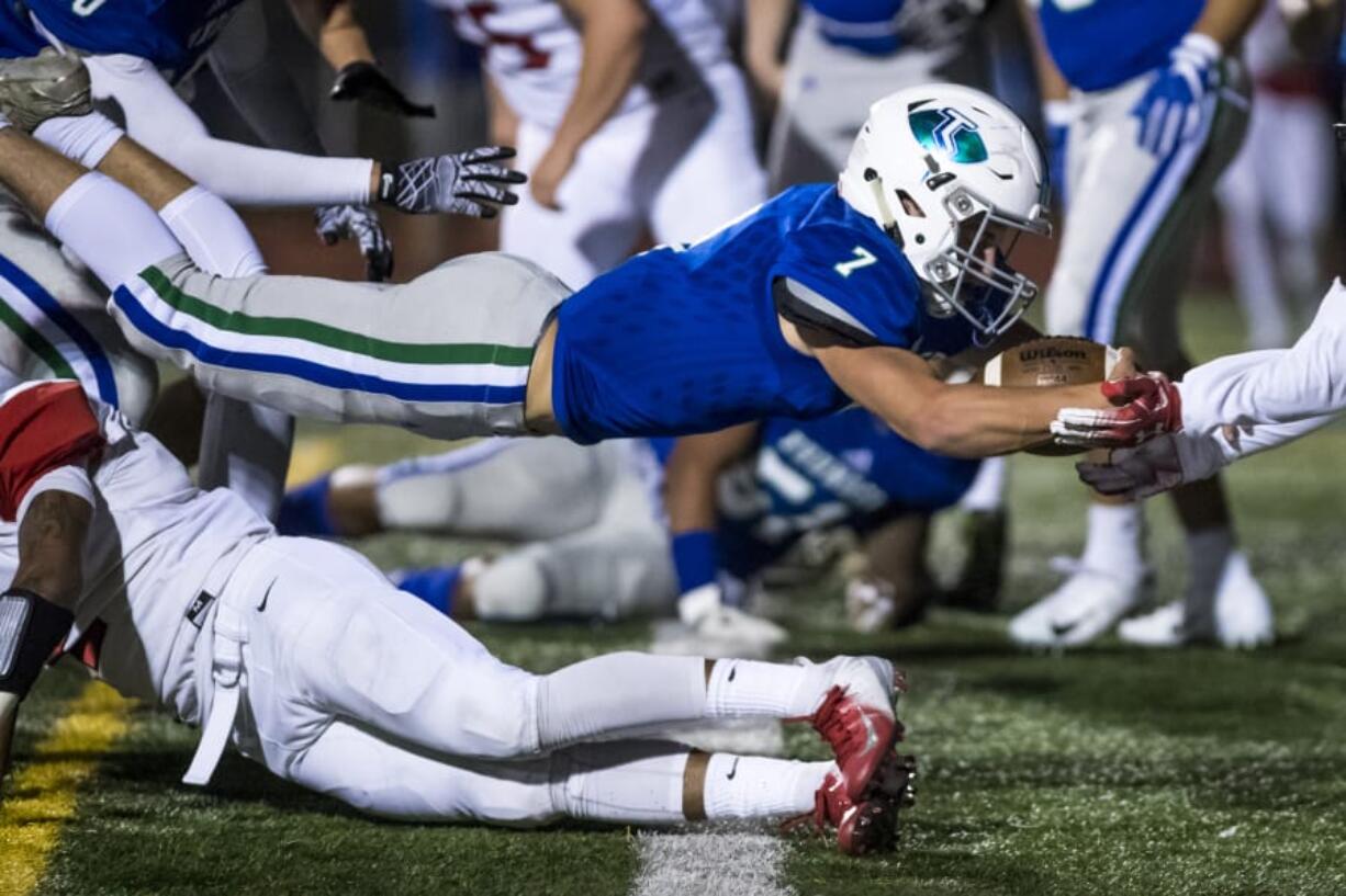 Mountain View’s Jack Mertens dives to complete a running touch down against Ballard at McKenzie Stadium Friday night, Nov. 2, 2018.