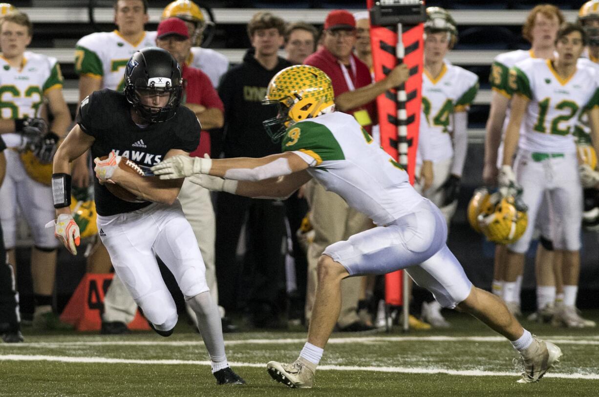 Hockinson's Liam Mallory (15) tries to weave around Lynden's Carson Bode (9) during the 2A state football championship game on Saturday, Dec. 1, 2018, in Tacoma, Wash.