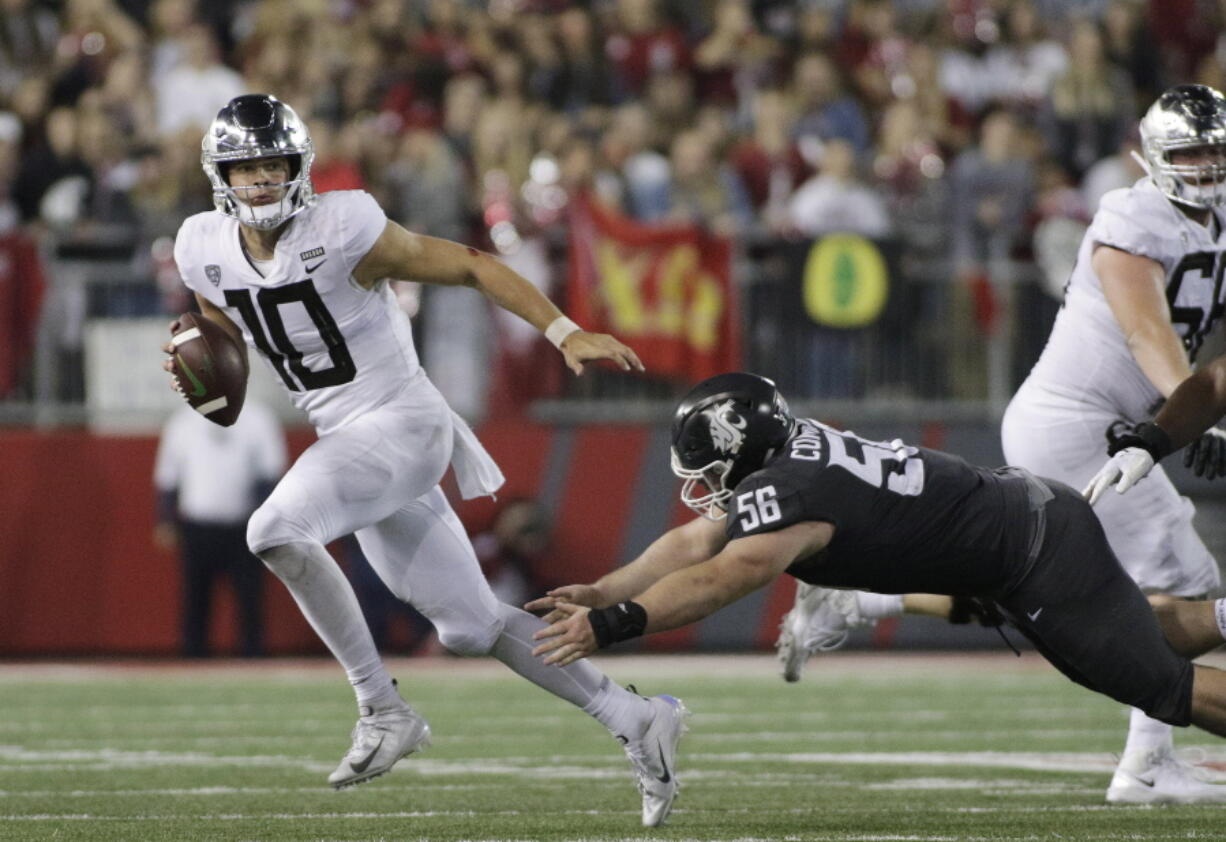 Oregon quarterback Justin Herbert (10) threw for nearly 3,000 yards and 28 touchdowns during the regular season.