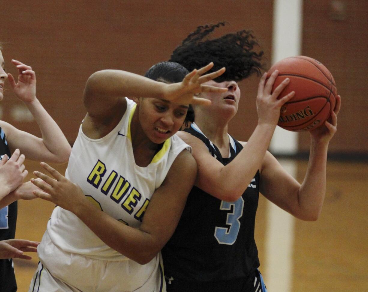 Columbia River's Ari Kuschner, left and Hockinson's Mackie Kelly, rebound.