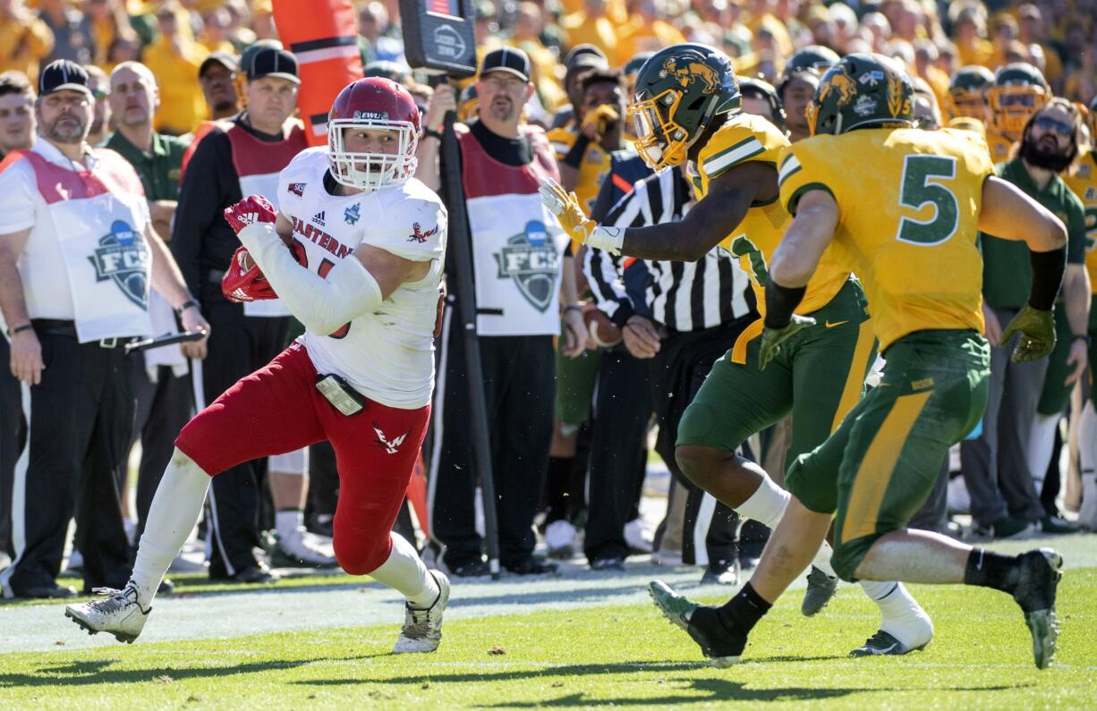 Eastern Washington tight end Jayce Gilder (89) turns upfield against North Dakota State cornerback Jalen Allison (21) and safety Robbie Grimsley (5) during the first half of the FCS championship NCAA college football game, Saturday, Jan. 5, 2019, in Frisco, Texas.