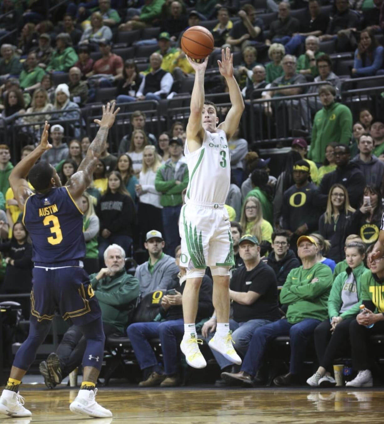 Oregon’s Payton Pritchard, right, shoots a 3-pointerover California’s Paris Austin, left, during the first half of an NCAA college basketball game Wednesday, Feb. 6, 2019, in Eugene, Ore.