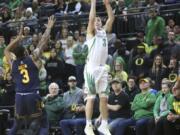 Oregon’s Payton Pritchard, right, shoots a 3-pointerover California’s Paris Austin, left, during the first half of an NCAA college basketball game Wednesday, Feb. 6, 2019, in Eugene, Ore.