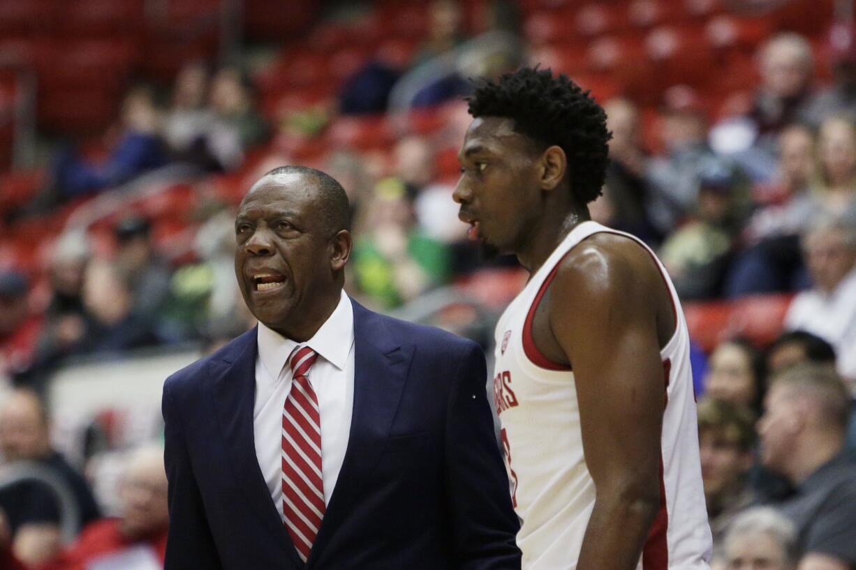 Washington State head coach Ernie Kent, left, speaks with forward Robert Franks Jr. and other players during the first half of an NCAA college basketball game against Oregon in Pullman, Wash., Wednesday, March 6, 2019.