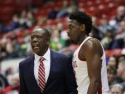 Washington State head coach Ernie Kent, left, speaks with forward Robert Franks Jr. and other players during the first half of an NCAA college basketball game against Oregon in Pullman, Wash., Wednesday, March 6, 2019.