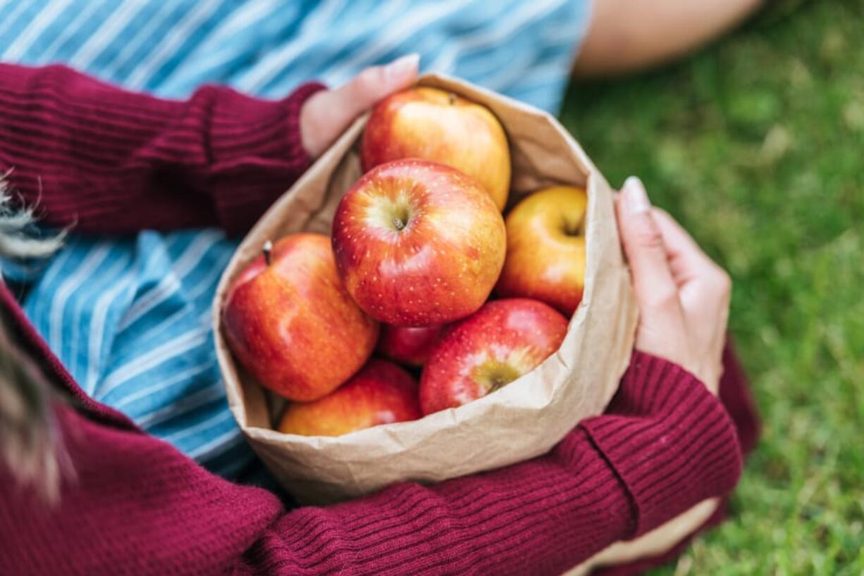 At about 95 calories each, apples contain good amounts of potassium, calcium and fiber.