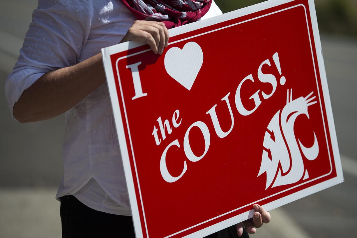 Washington State University Vancouver staff and alumni welcome incoming students to campus in 2019.