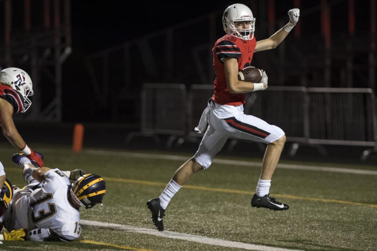 Camas’ Jackson Clemmer (83) breaks away from Bellevue defense to score a touchdown.