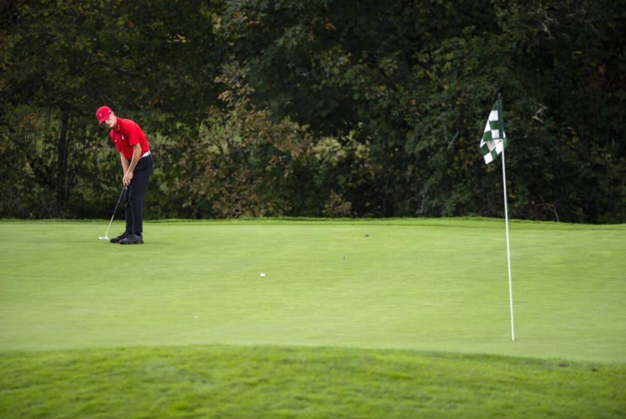 Camas&#039; Owen Huntington putts the ball during the Titan Cup golf tournament at Camas Meadows Golf Course on Monday.