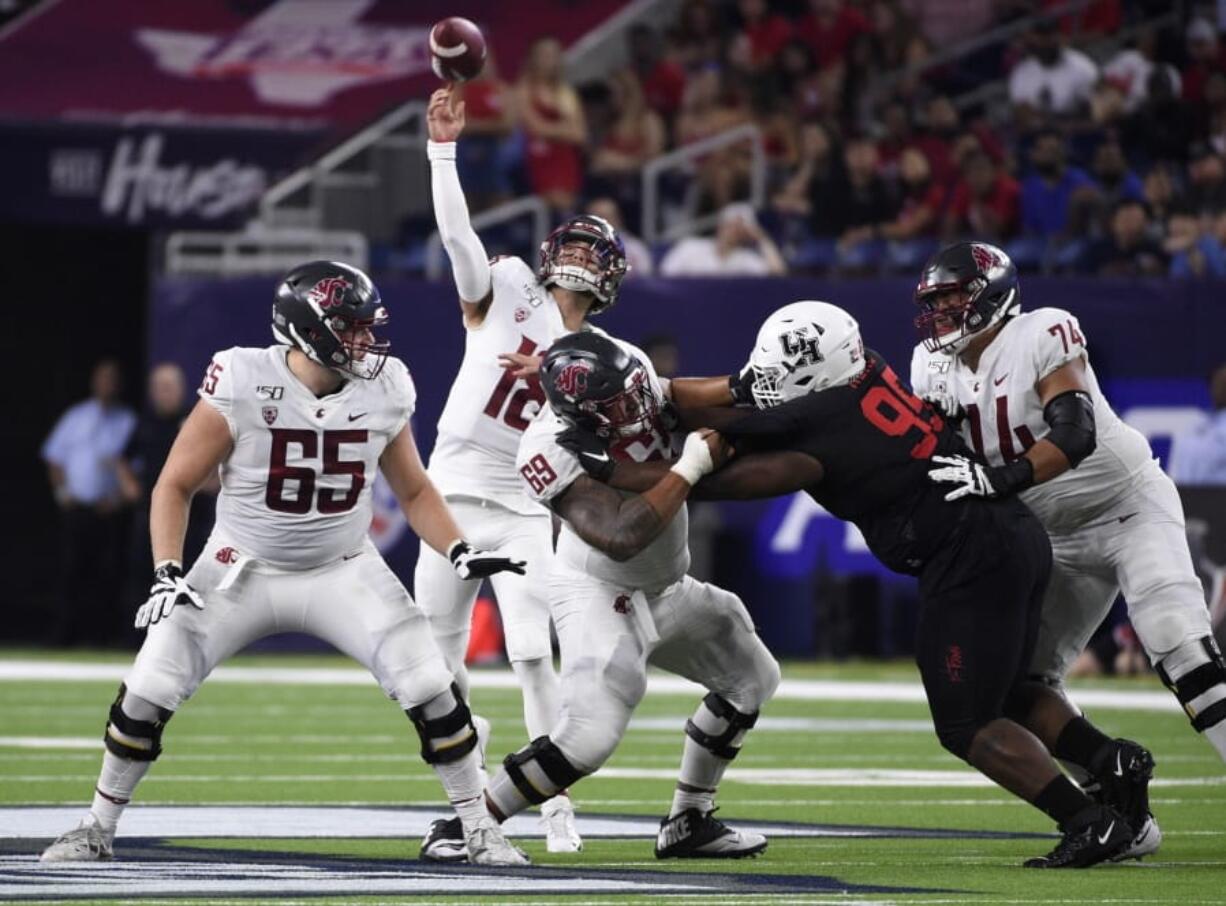 Washington State quarterback Anthony Gordon throws a touchdown pass during the first half Friday in Houston.