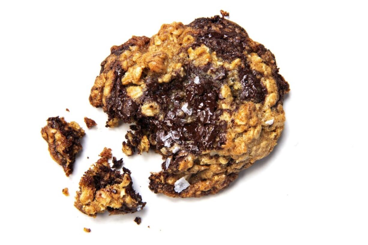 Chocolate Chunk Oatmeal Cookies (Mariah Tauger/Los Angeles Times)